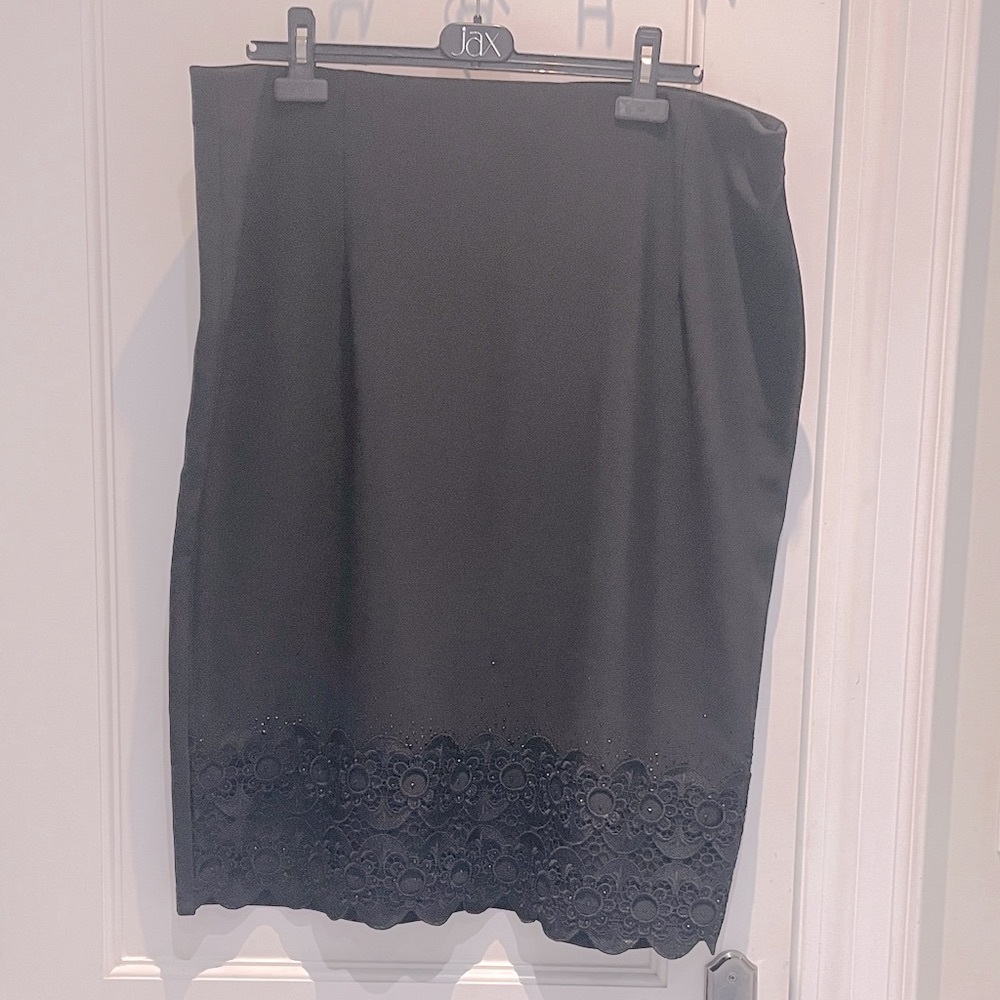 Elegante Black Skirt with Beaded Lace Detail 👵MT